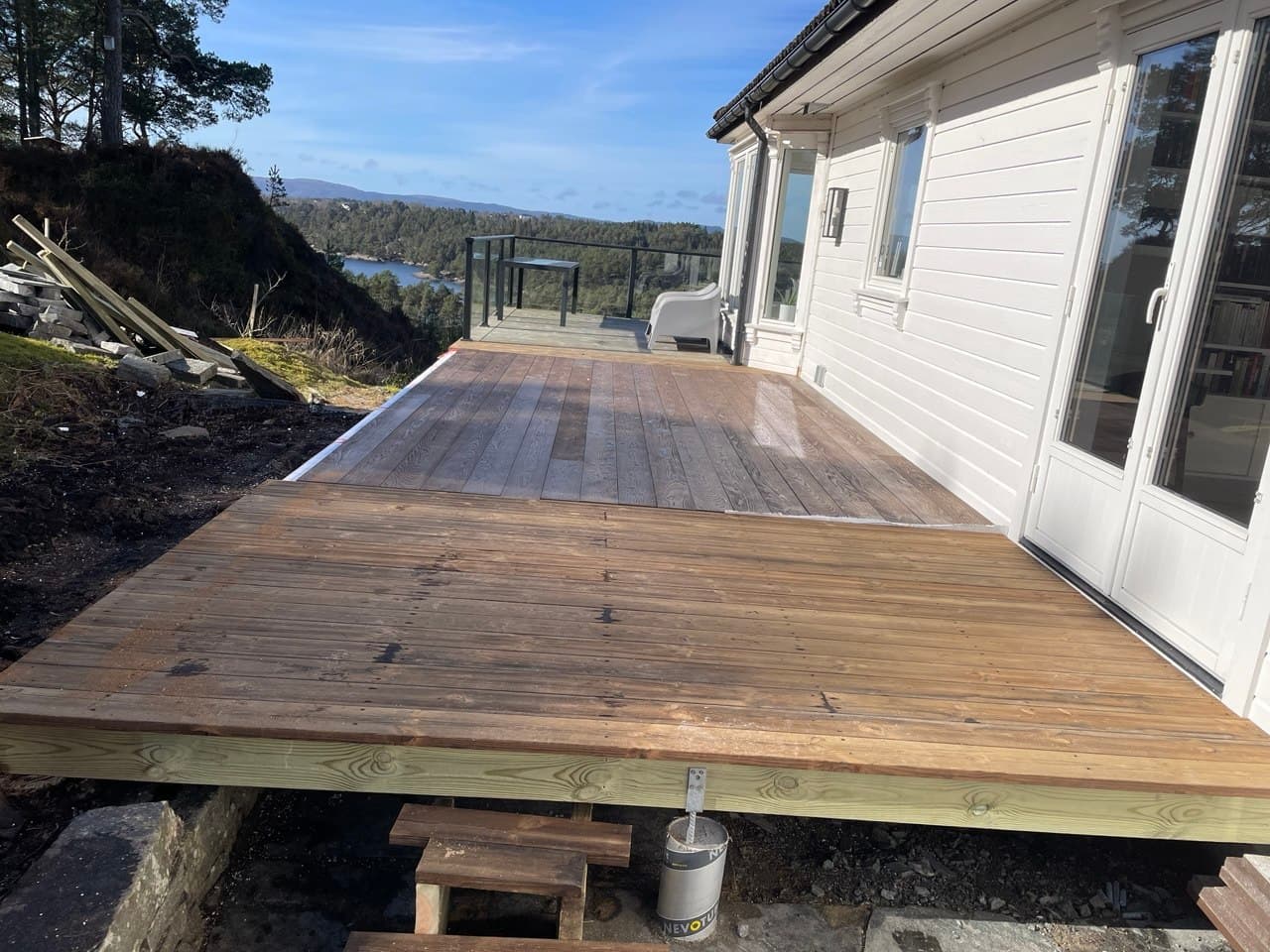 Ferdig terrasse i tre med havutsikt