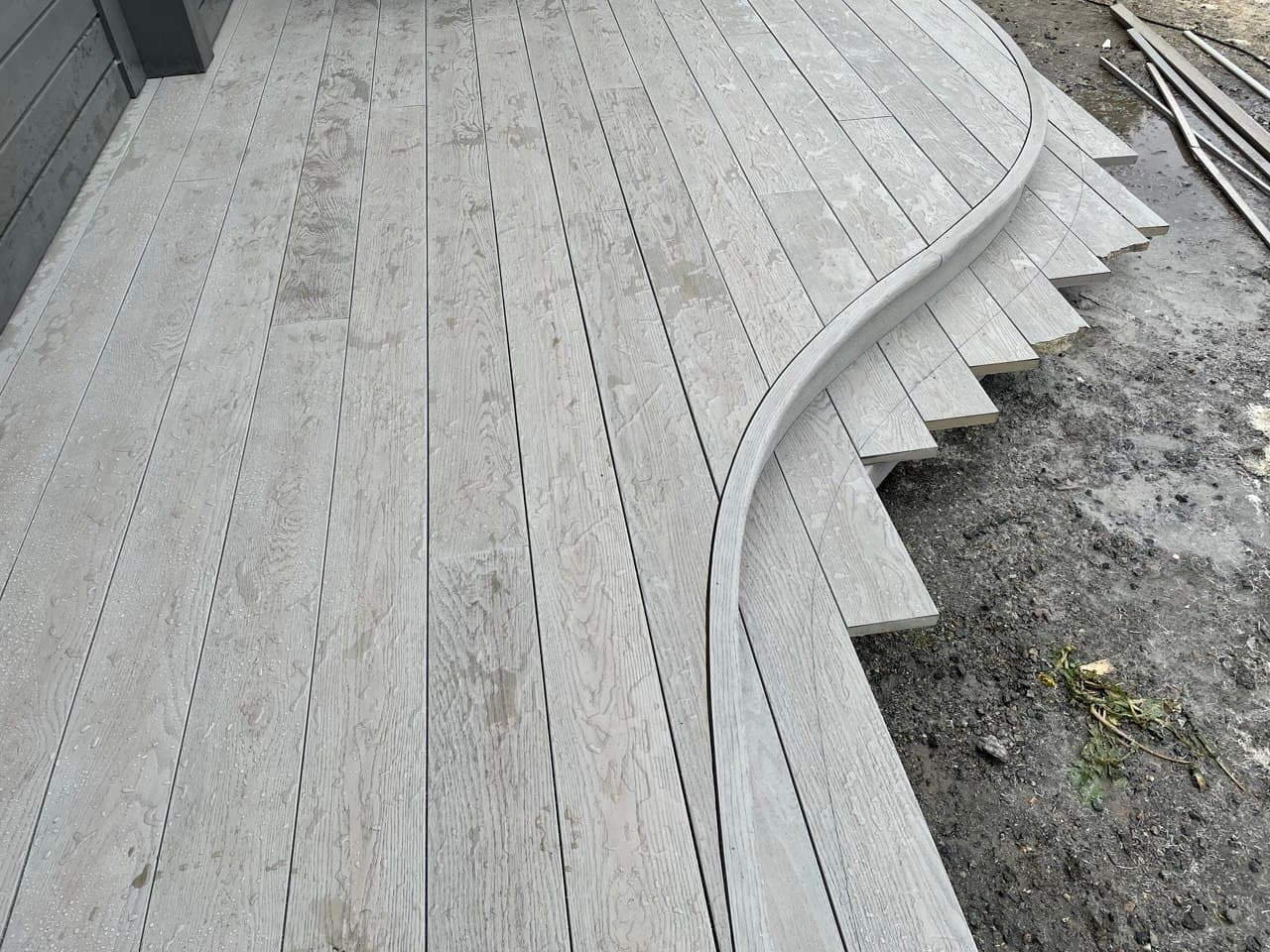 Buet terrasse med grå terrassebord