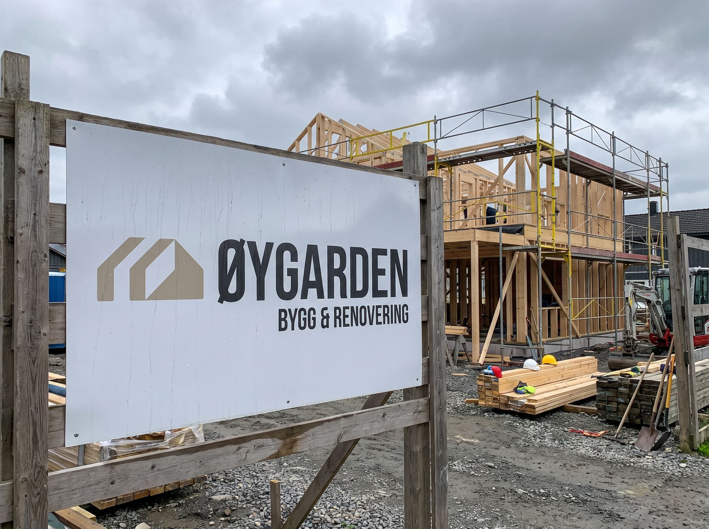 Byggeskilt for Øygarden Bygg og Renovering foran et hus under oppføring